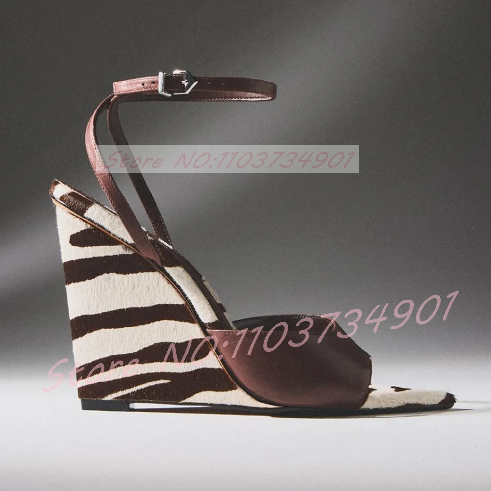 Sandalias de cuña con estampad - Clear Strap Heel reseña y precio
